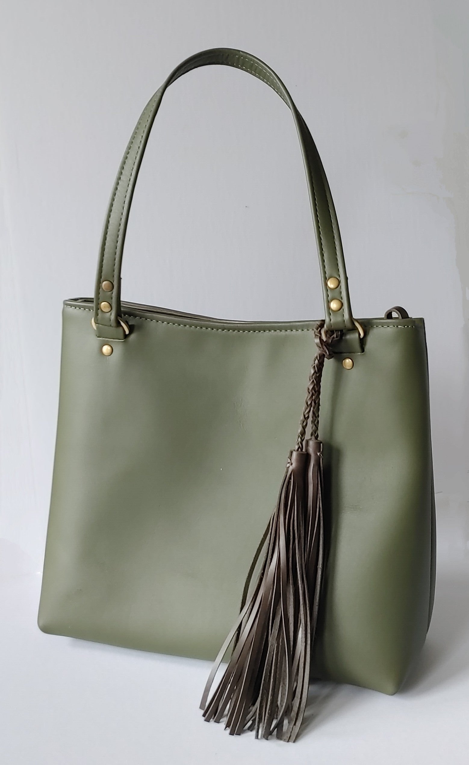 Messenger bag in waxed canvas made by Plumage Studio Accessories