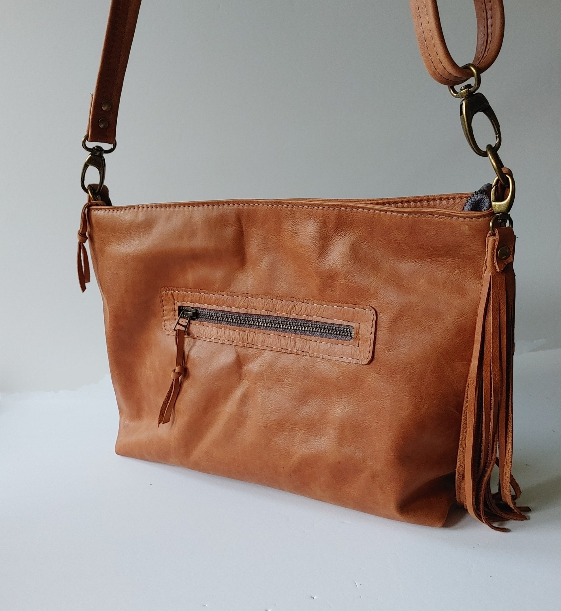 Big Slouchy Style Zippered Handbag in Tan Leather