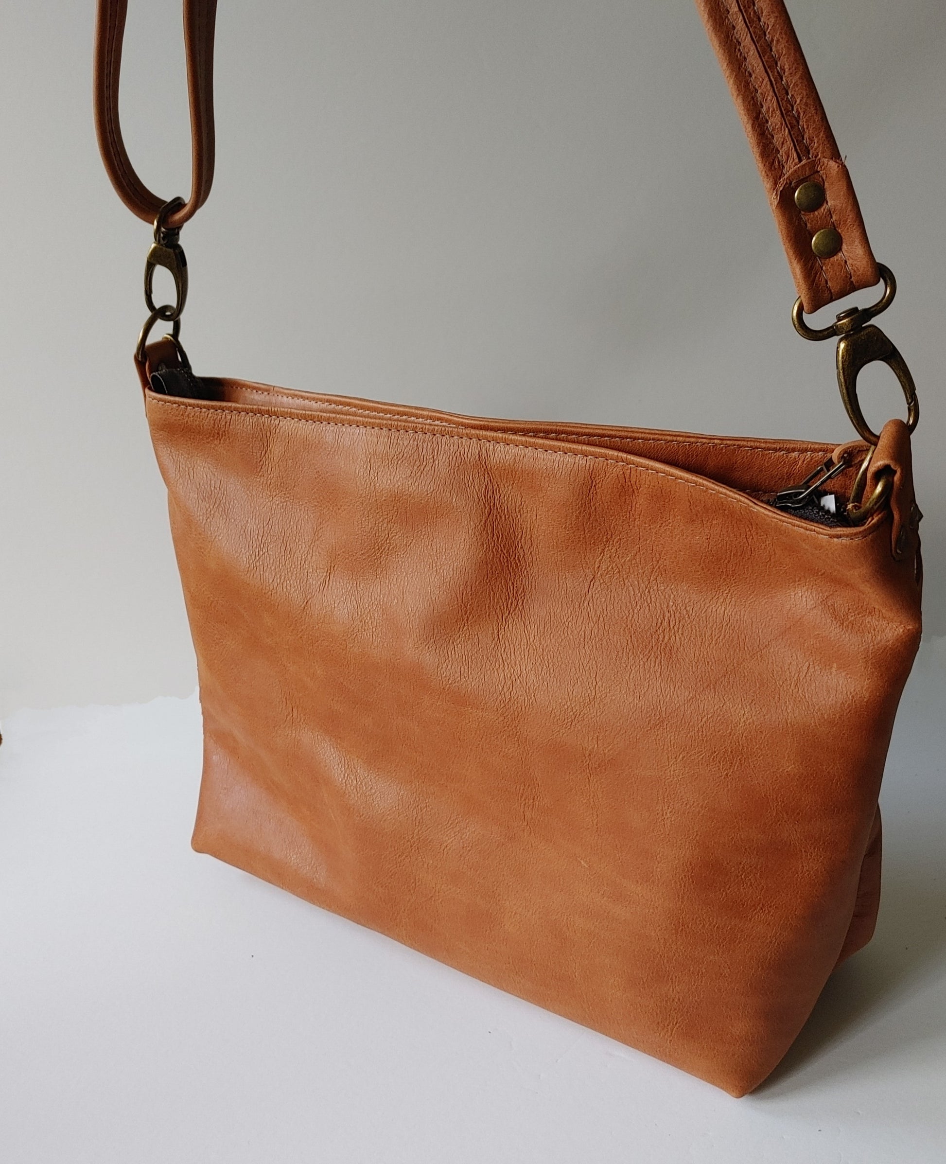 Big Slouchy Style Zippered Handbag in Tan Leather