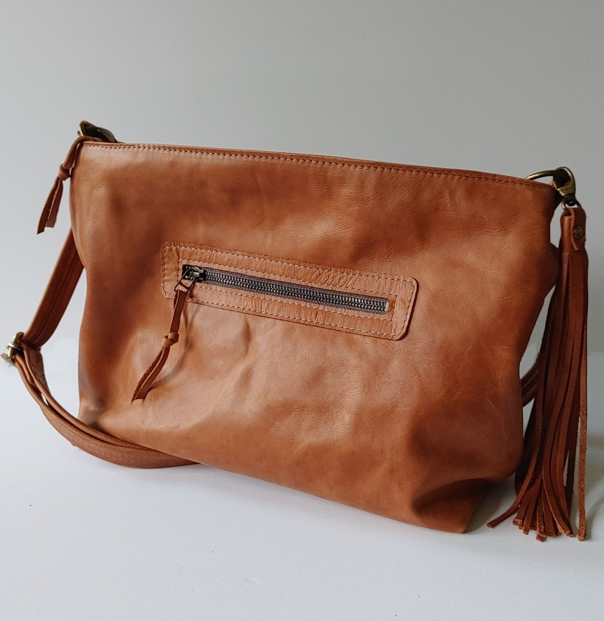 Big Slouchy Style Zippered Handbag in Tan Leather