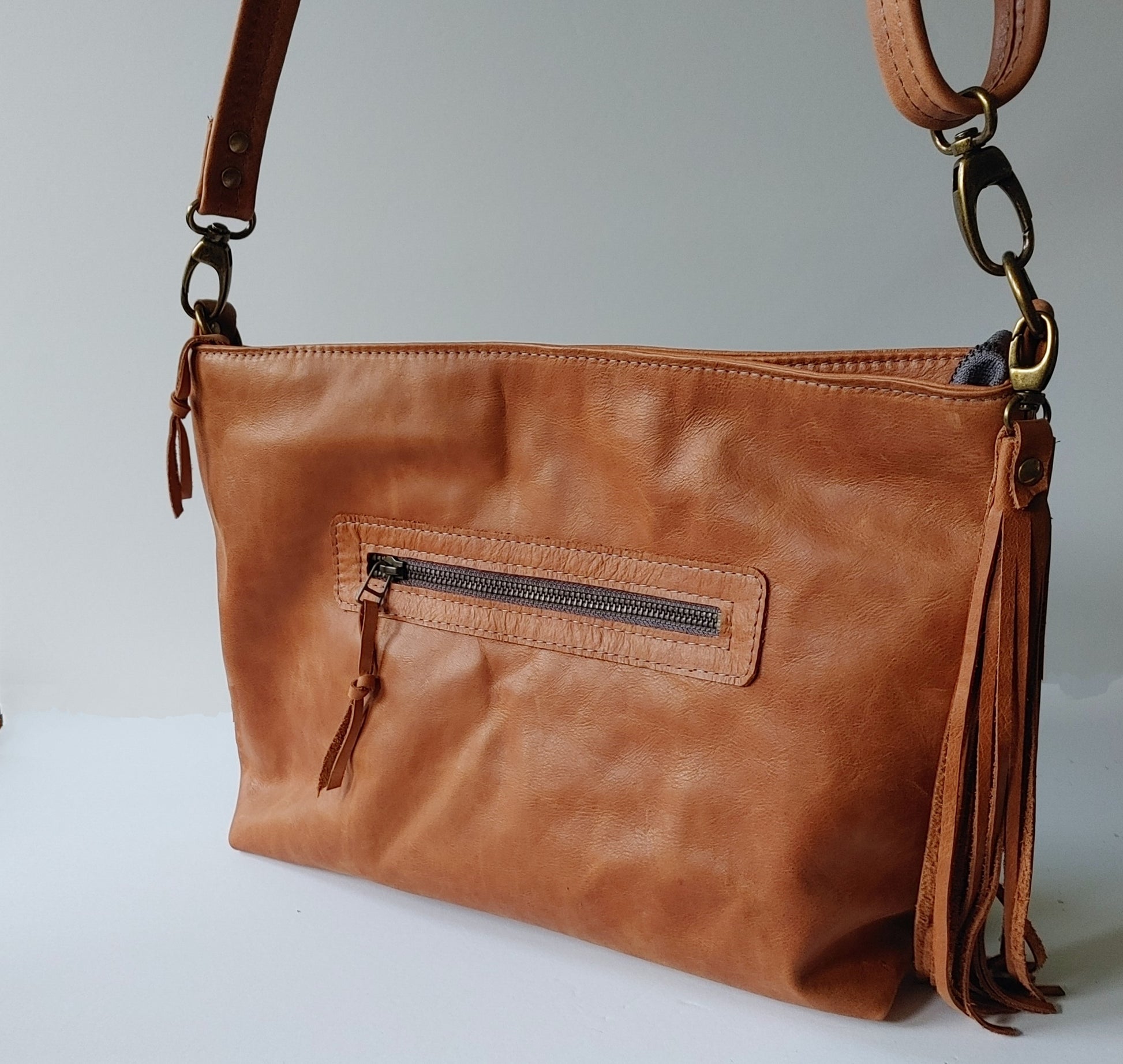 Big Slouchy Style Zippered Handbag in Tan Leather