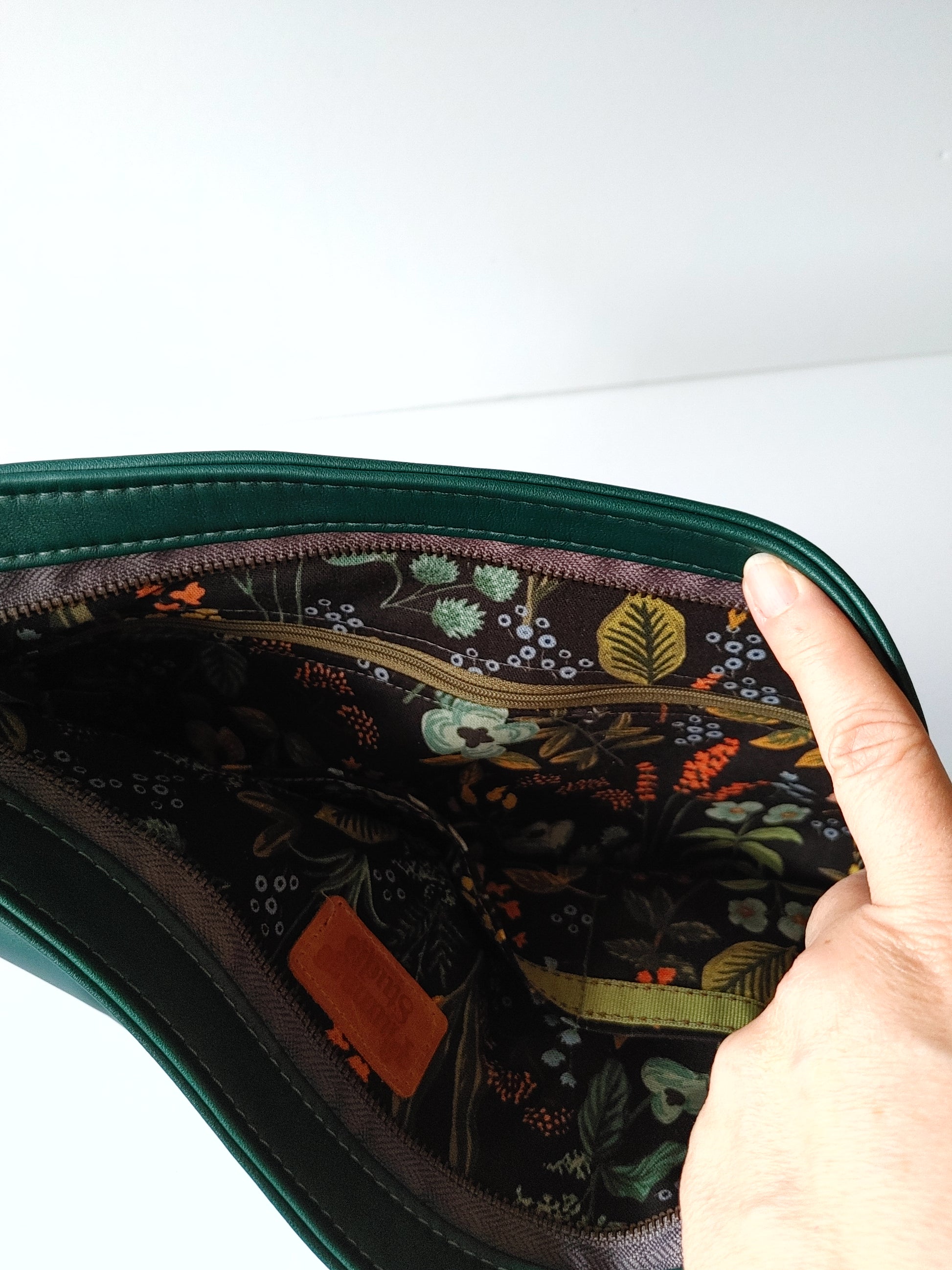 Big Slouchy Style Zippered Handbag in Leather