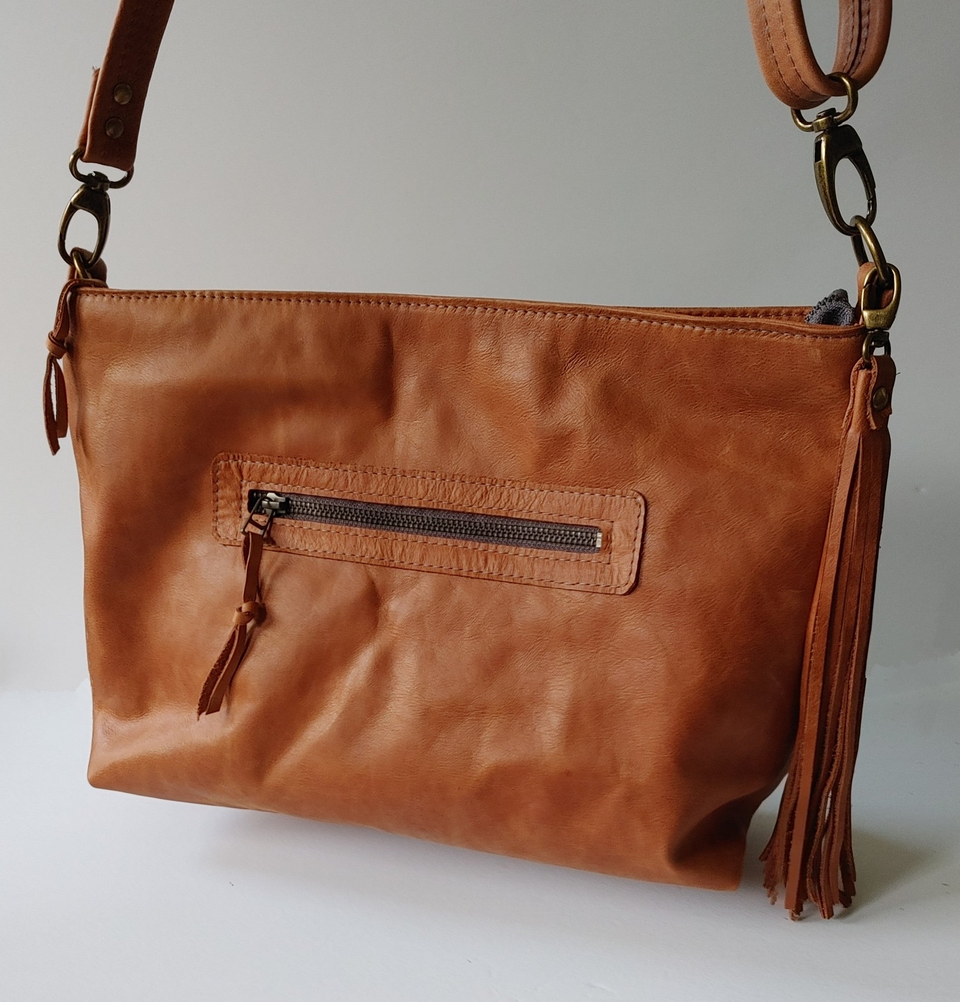 Big Slouchy Style Zippered Handbag in Tan Leather