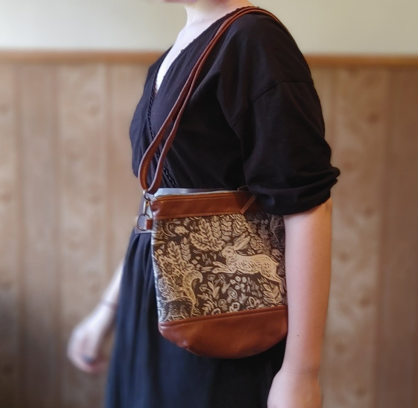 Acorn Bag in Leather and  Herb Garden Linen Canvas