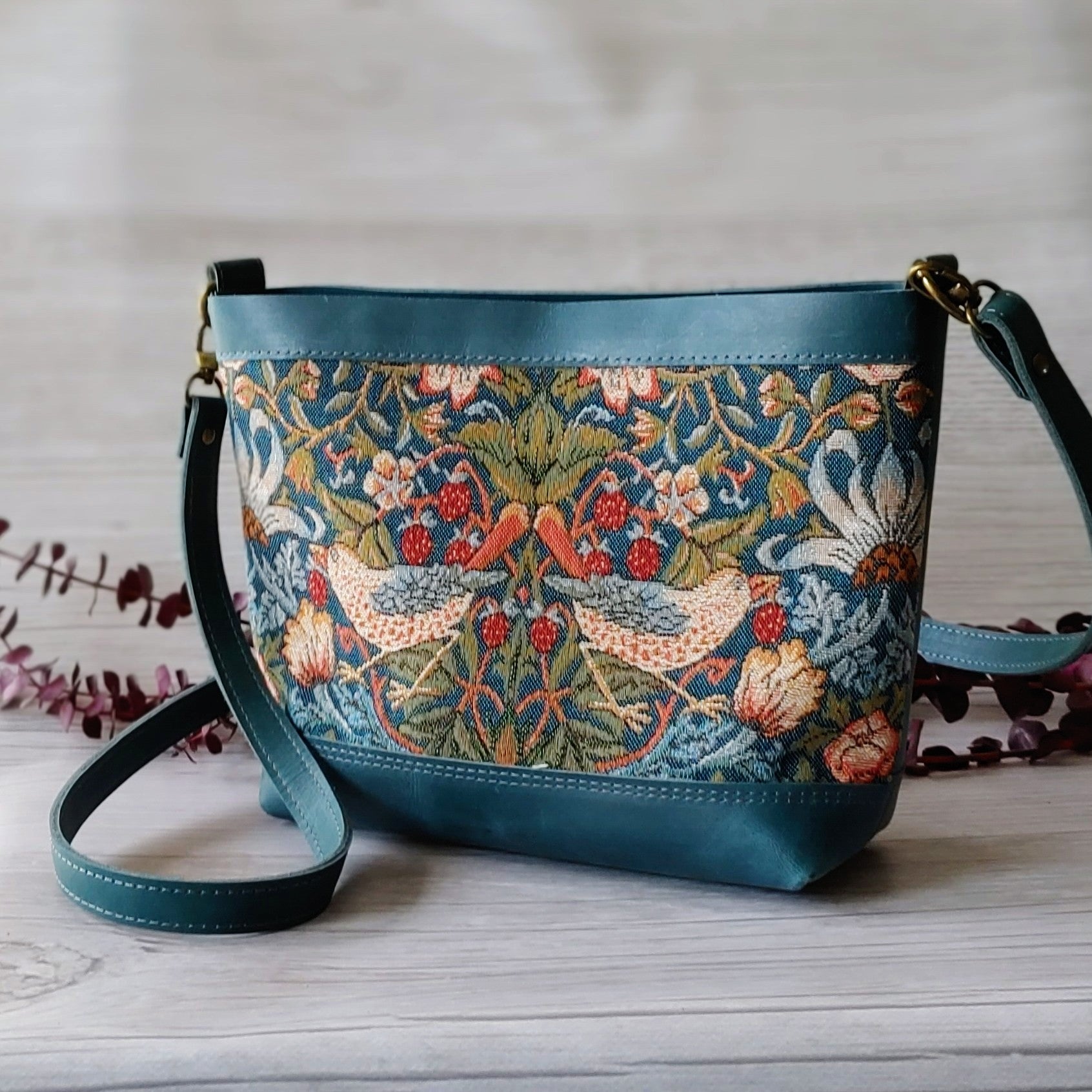 Buy Signare Tapestry Crossbody Bag Shoulder Purse for Women In Walter Crane  Swan Design (XB02-ART-WC-SWAN) Online at Lowest Price Ever in India | Check  Reviews & Ratings - Shop The World